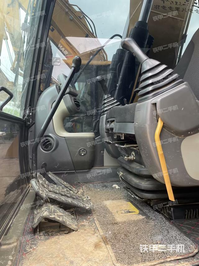 駕駛室整體(整機(jī)外觀) 駕駛室整體(整機(jī)外觀)