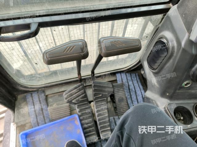 行走控制手柄和踏板?俯拍(駕駛室部分) 行走控制手柄和踏板?俯拍(駕駛室部分)