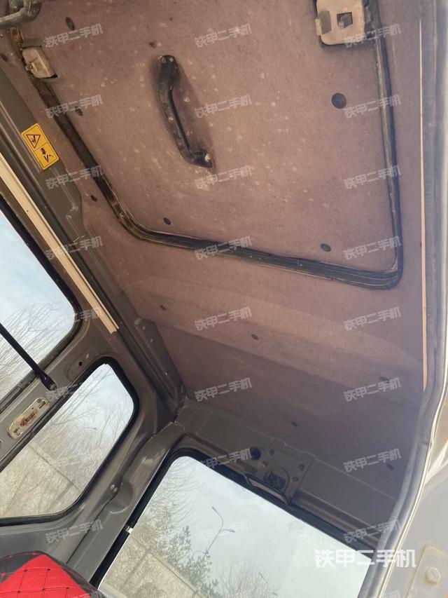 駕駛室頂部(整機外觀) 駕駛室頂部(整機外觀)