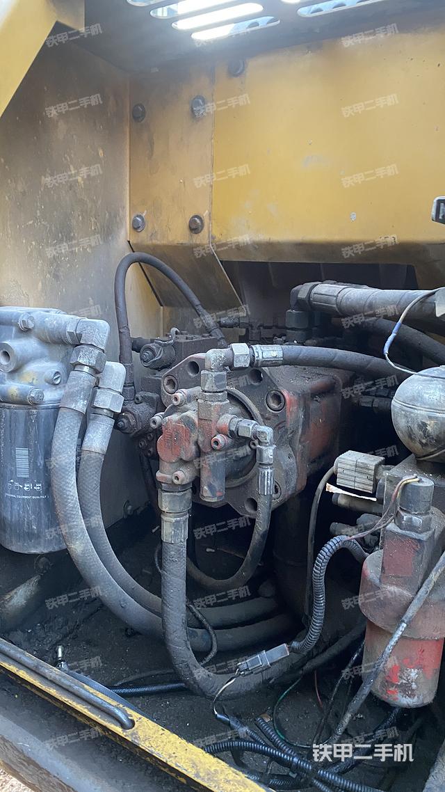 液壓泵艙室正面整體（整機外觀）