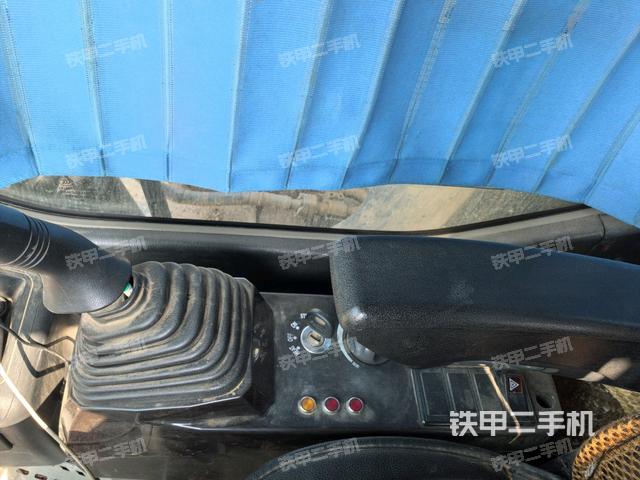 座椅右側(cè)控制臺(tái)/鑰匙門(mén)/油門(mén)/含右手柄（駕駛室部分）