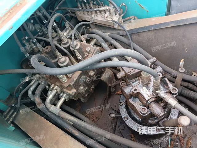 回转马达和主控阀（整机外观）