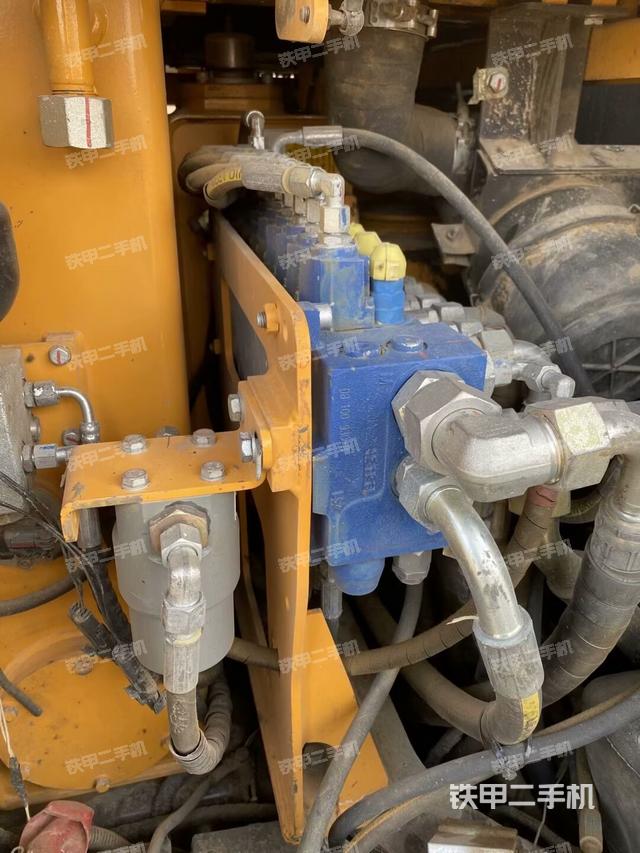 回轉(zhuǎn)馬達(dá)和主控閥（整機(jī)外觀）