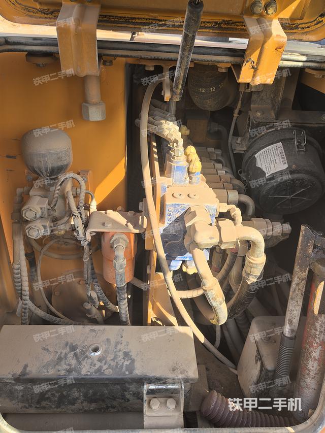 回转马达和主控阀（整机外观）