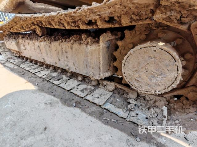 單側(cè)履帶整體(整機(jī)外觀) 單側(cè)履帶整體(整機(jī)外觀)