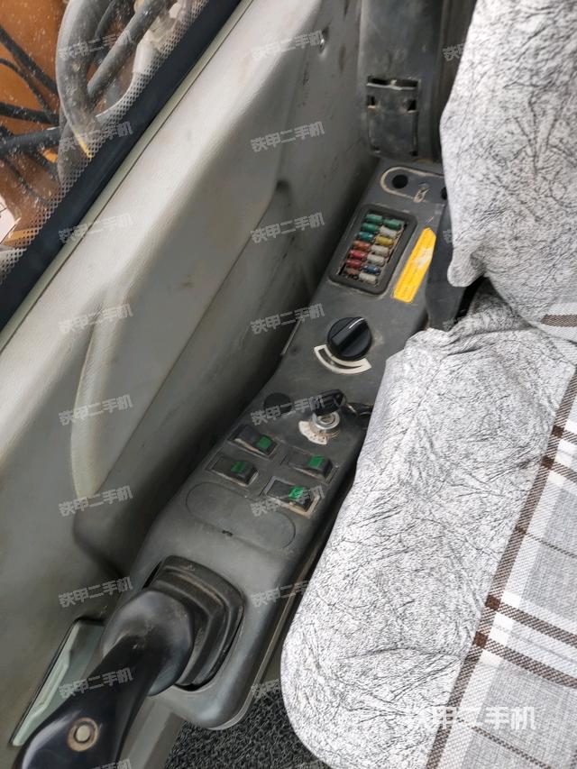 座椅右側(cè)控制臺/鑰匙門/油門/含右手柄（駕駛室部分）