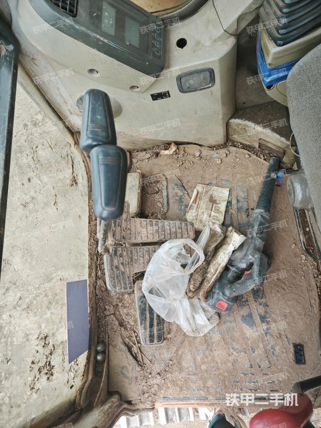 行走控制手柄和踏板?俯拍（駕駛室部分）