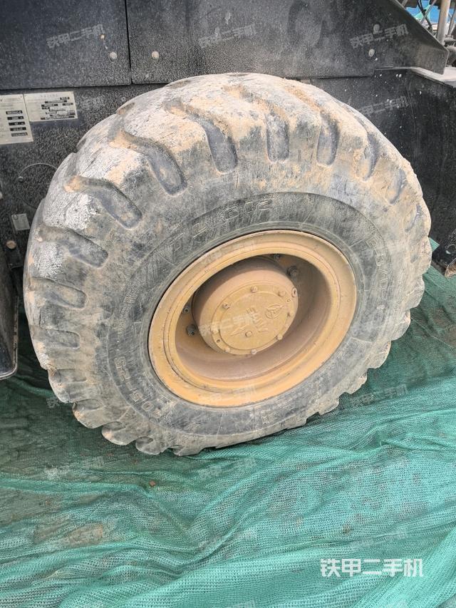 后輪左側全景（壓路機前后車架）