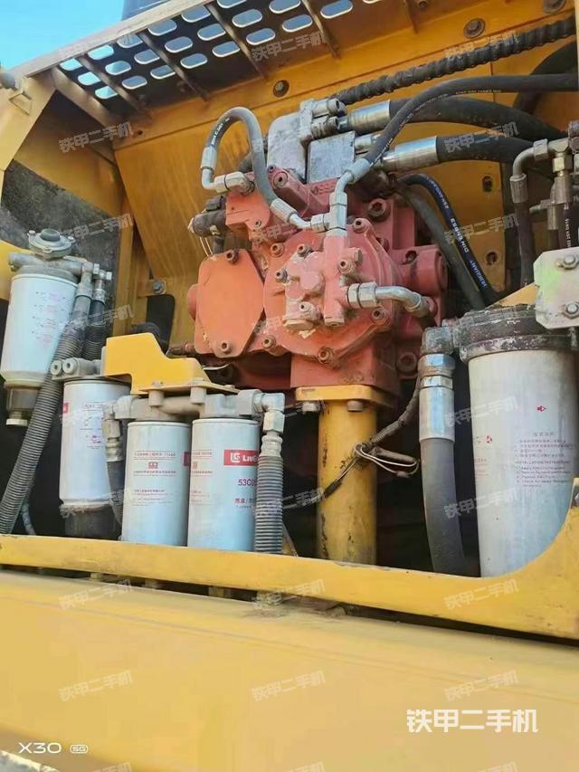 液压泵舱室正面整体（整机外观）