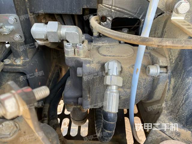 液壓泵艙室正面整體(整機(jī)外觀) 液壓泵艙室正面整體(整機(jī)外觀)