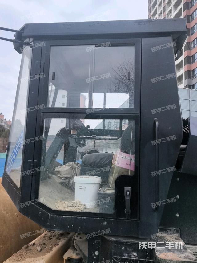 左側正面照（壓路機駕駛室）