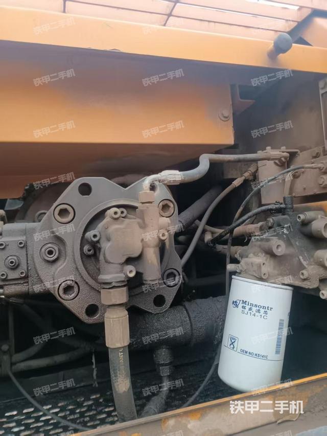 液壓泵艙室正面整體（整機外觀）