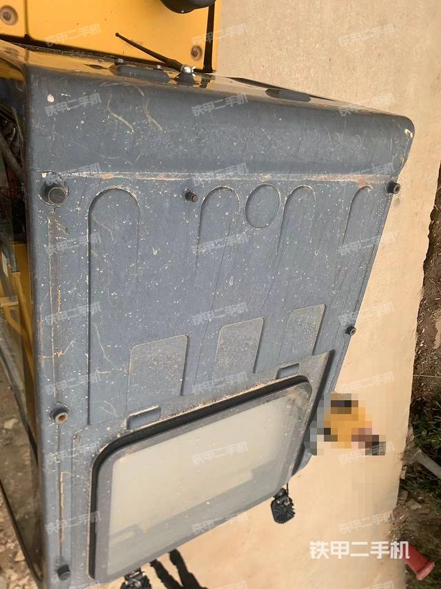 駕駛室頂部(整機(jī)外觀) 駕駛室頂部(整機(jī)外觀)