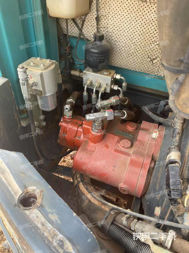 液壓泵艙室正面整體（整機(jī)外觀）