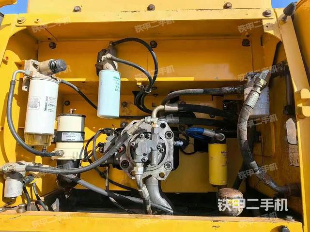 液压泵舱室正面整体（整机外观）