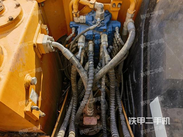 回轉(zhuǎn)馬達和主控閥(整機外觀) 回轉(zhuǎn)馬達和主控閥(整機外觀)