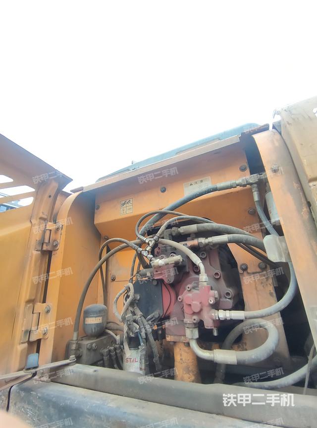 液压泵舱室正面整体（整机外观）