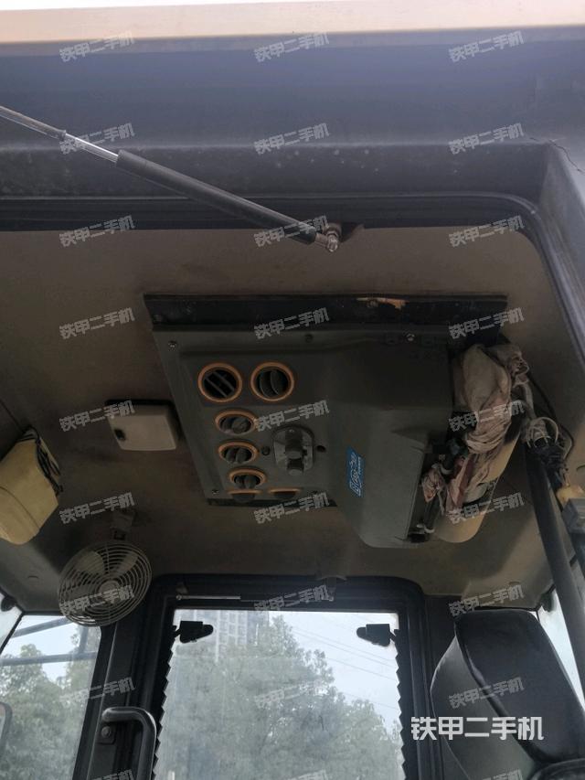 駕駛室頂蓬內(nèi)（壓路機(jī)駕駛室）