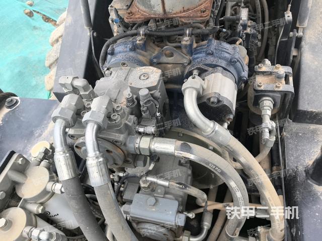 分動箱或變速箱（壓路機發(fā)動機艙）