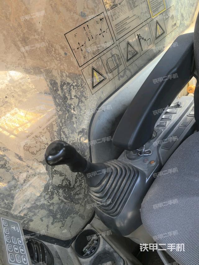 座椅右側(cè)控制臺(tái)/鑰匙門/油門/含右手柄(駕駛室部分) 座椅右側(cè)控制臺(tái)/鑰匙門/油門/含右手柄(駕駛室部分)