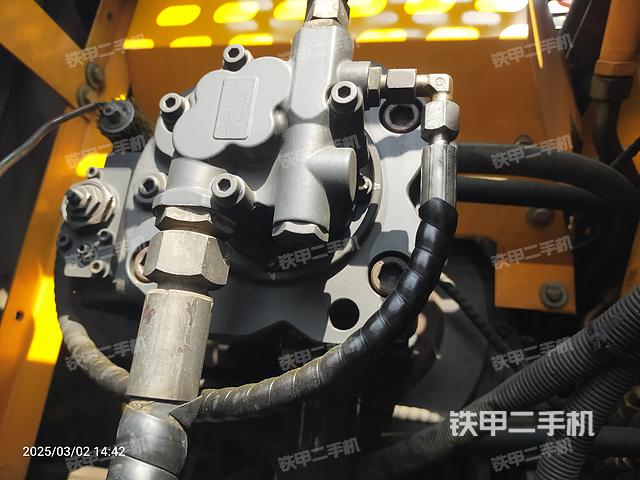 液压泵舱室正面整体（整机外观）