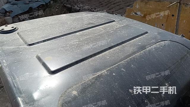 駕駛室頂部(整機(jī)外觀) 駕駛室頂部(整機(jī)外觀)