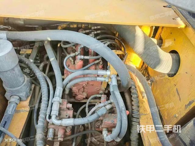 回转马达和主控阀（整机外观）