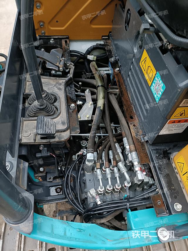 回转马达和主控阀（整机外观）