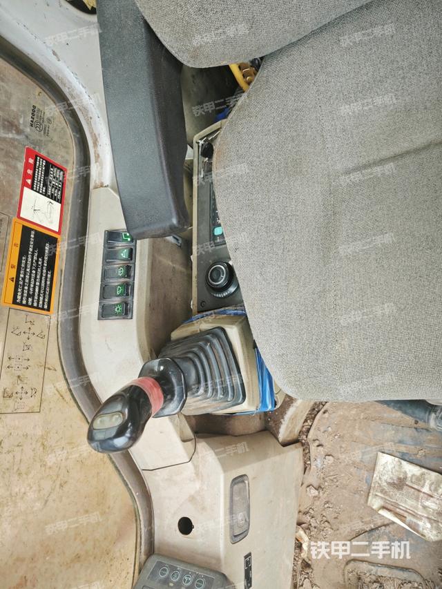 座椅右側(cè)控制臺(tái)/鑰匙門/油門/含右手柄（駕駛室部分）