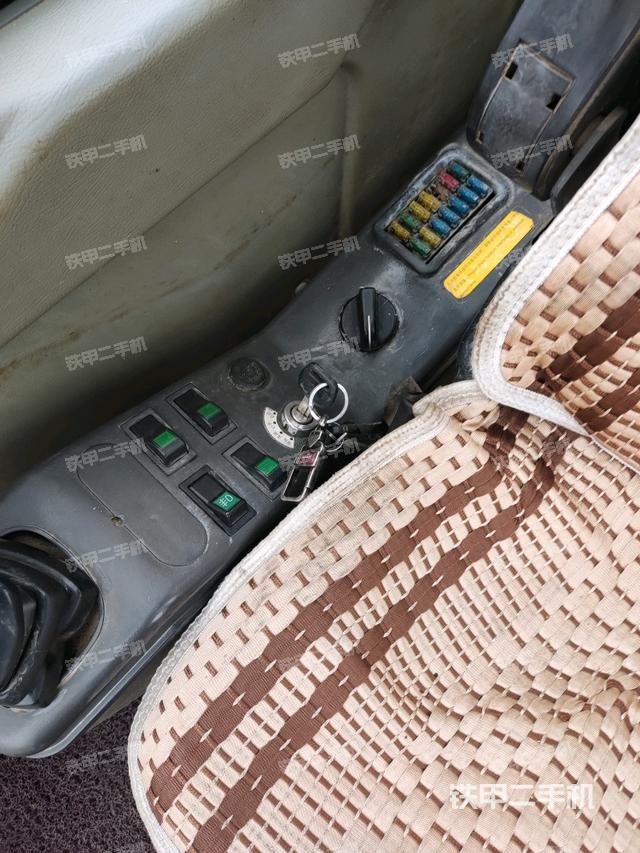 座椅右側(cè)控制臺/鑰匙門/油門/含右手柄（駕駛室部分）