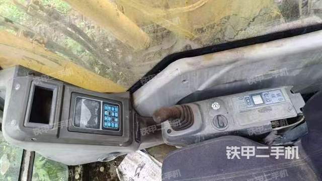 駕駛室整體(整機(jī)外觀) 駕駛室整體(整機(jī)外觀)