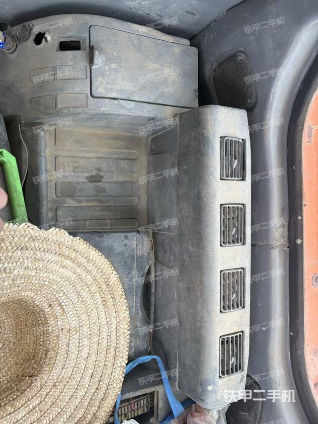 行走控制手柄和踏板?俯拍（駕駛室部分）