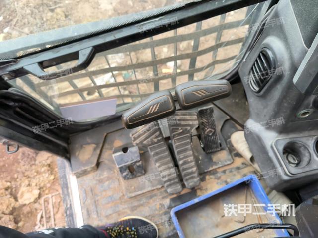 行走控制手柄和踏板?俯拍（駕駛室部分）