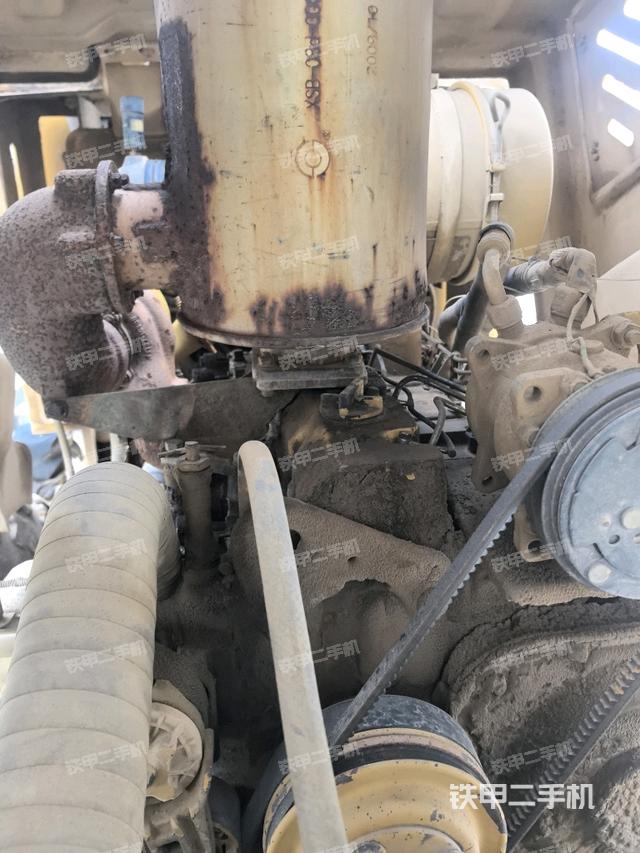 發(fā)動(dòng)機(jī)上部全景（壓路機(jī)發(fā)動(dòng)機(jī)艙）