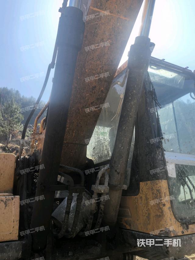 大臂油缸整體?豎拍(工作和回轉(zhuǎn)裝置) 大臂油缸整體?豎拍(工作和回轉(zhuǎn)裝置)