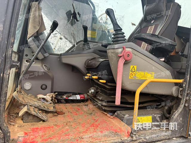 駕駛室整體（整機外觀）