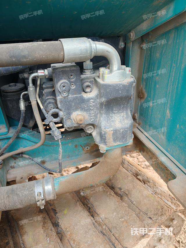 液压泵舱室正面整体（整机外观）