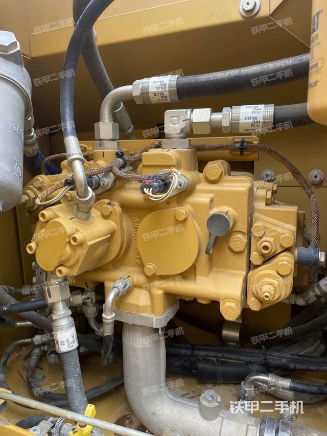 液壓泵艙室正面整體(整機(jī)外觀) 液壓泵艙室正面整體(整機(jī)外觀)