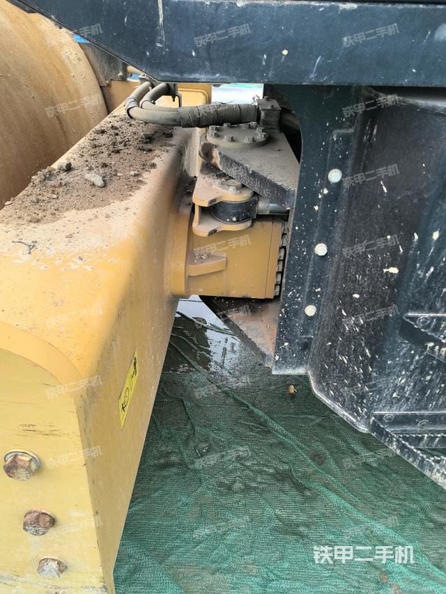 鉸接正左側（壓路機前后車架）