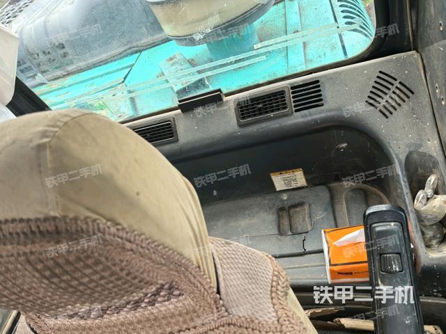 左后方玻璃角標(biāo)(駕駛室部分) 左后方玻璃角標(biāo)(駕駛室部分)