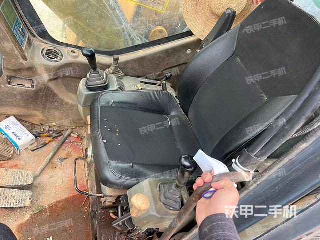 駕駛室整體(整機(jī)外觀) 駕駛室整體(整機(jī)外觀)
