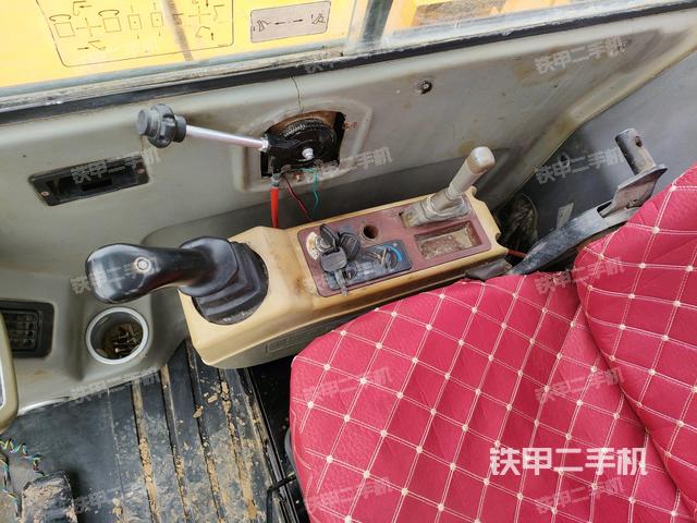 座椅右侧控制台/钥匙门/油门/含右手柄(驾驶室部分) 座椅右侧控制台/钥匙门/油门/含右手柄(驾驶室部分)