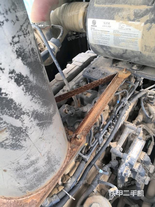 發(fā)動機右側全景（壓路機發(fā)動機艙）