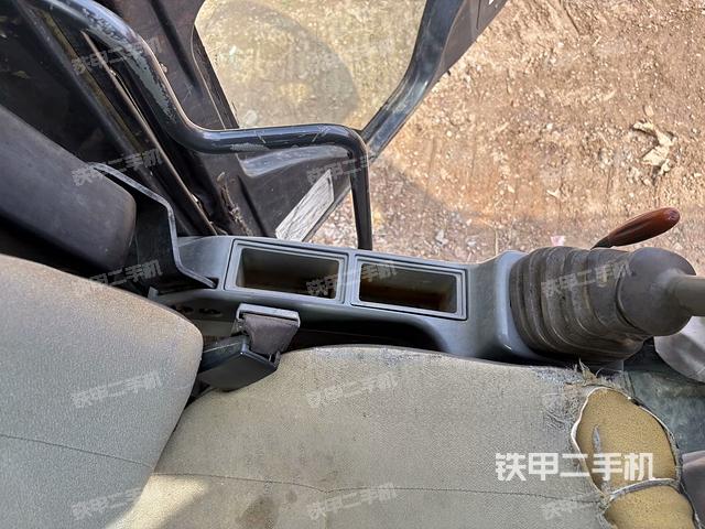 行走控制手柄和踏板?俯拍(駕駛室部分) 行走控制手柄和踏板?俯拍(駕駛室部分)