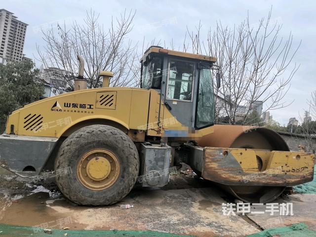 正左側(cè)（壓路機(jī)整機(jī)外觀）