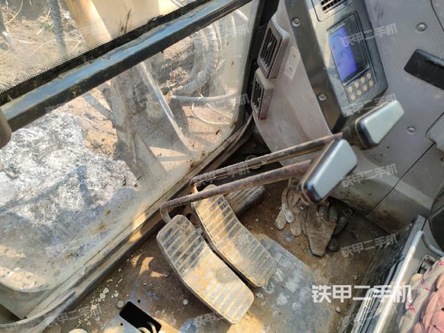 行走控制手柄和踏板?俯拍（駕駛室部分）