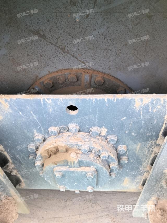 前輪左側減震塊連接及部件（壓路機前后車架）