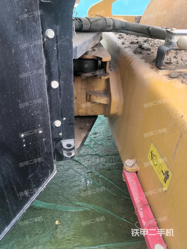 鉸接正右側（壓路機前后車架）