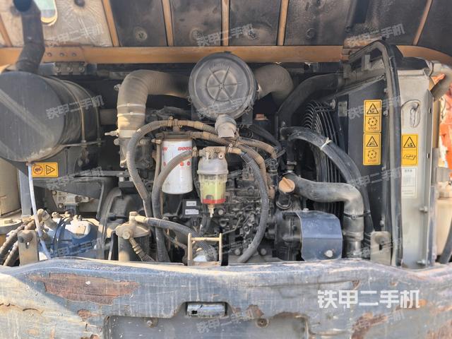 回轉(zhuǎn)馬達(dá)和主控閥（整機(jī)外觀）