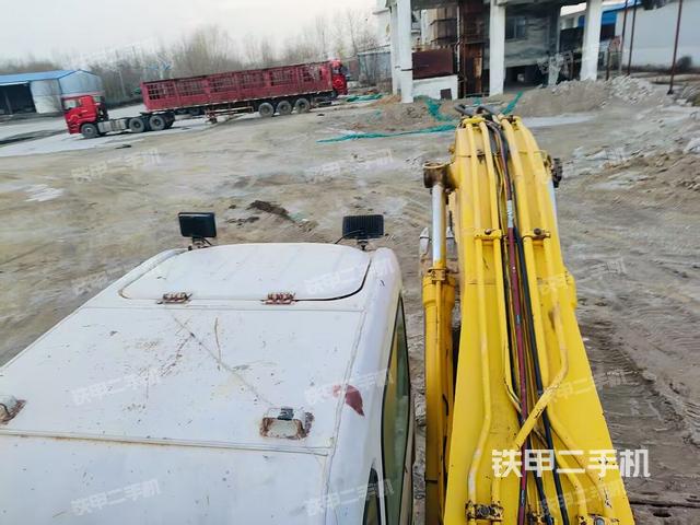 駕駛室頂部(整機(jī)外觀) 駕駛室頂部(整機(jī)外觀)